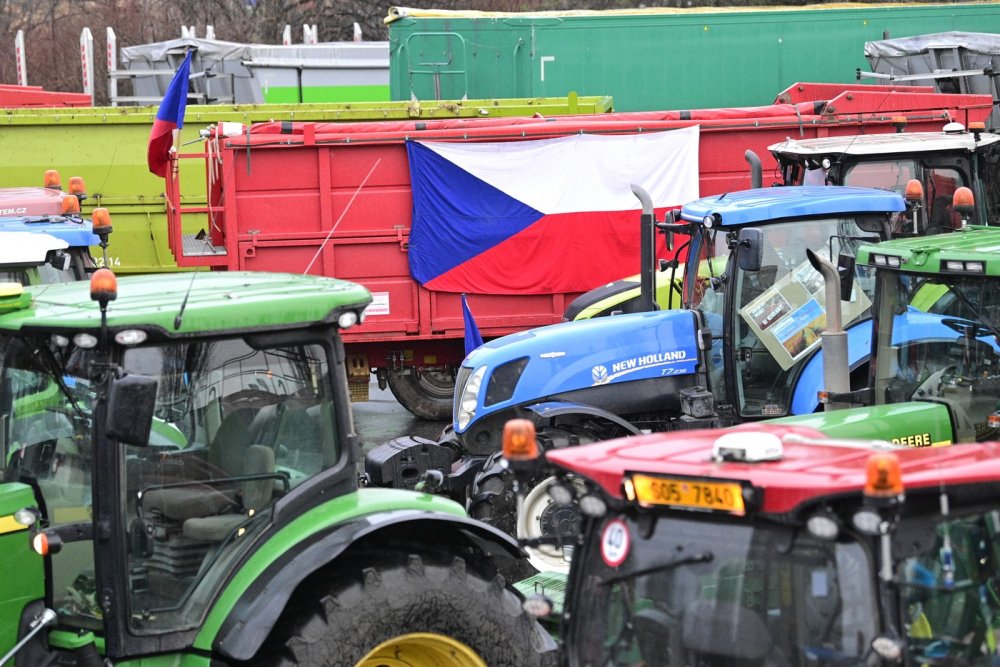 Kolem 100 zemědělských strojů vyrazilo na protestní jízdu z Kutné Hory do Kolína