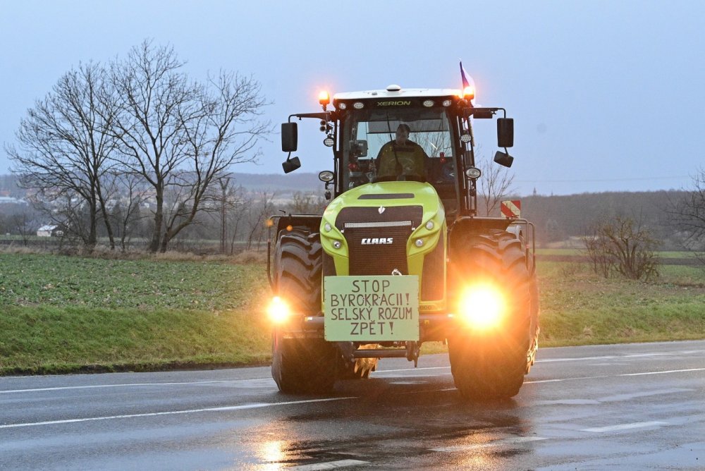 Kolem 100 zemědělských strojů vyrazilo na protestní jízdu z Kutné Hory do Kolína