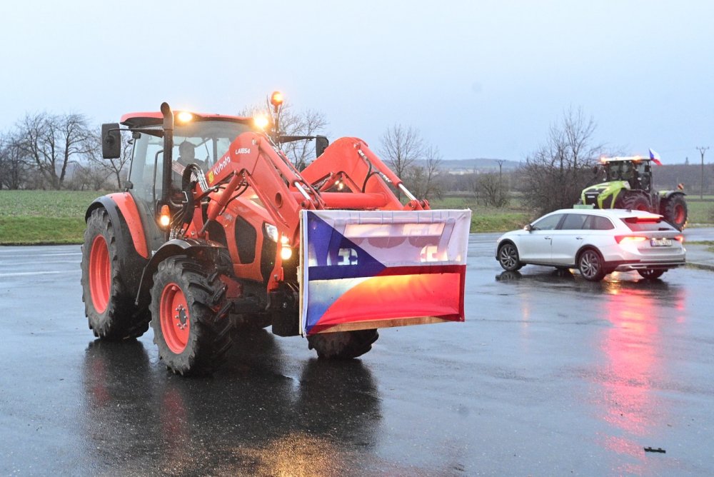 Kolem 100 zemědělských strojů vyrazilo na protestní jízdu z Kutné Hory do Kolína