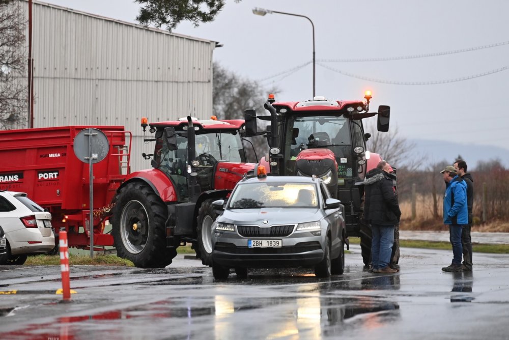 Kolem 100 zemědělských strojů vyrazilo na protestní jízdu z Kutné Hory do Kolína