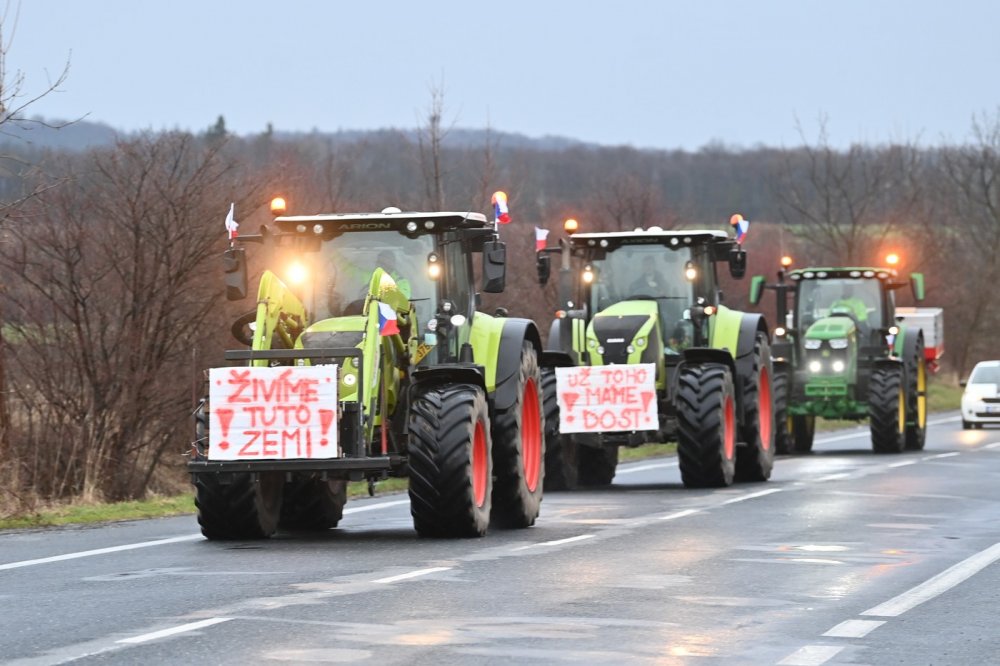 Kolem 100 zemědělských strojů vyrazilo na protestní jízdu z Kutné Hory do Kolína