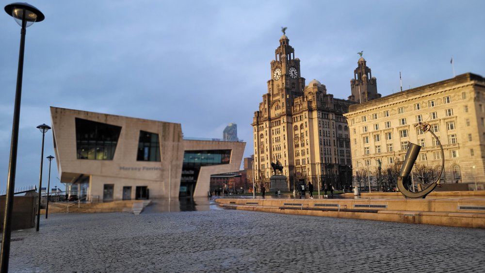 Royal Liver Building a napravo Cunard Building, sídlo další lodní firmy.