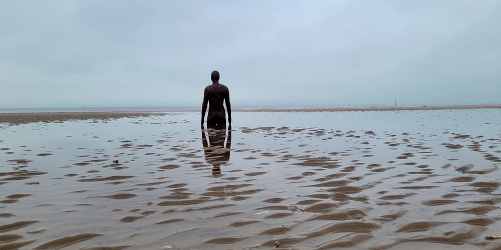 Crosby Beach je už od centra dál. Je ale poseta desítky postav sochaře Anthonyho Gormleyho z výstavy „Another Place“.