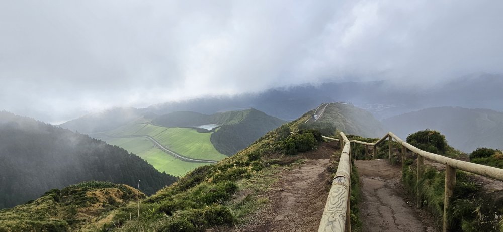 Stezka na neslavnější vyhlídku z Miradouro da Boca do Inferno nad Sete Cidades a jednou z největších kalder na ostrově. Jen málokdo, kdo sem přijde, si tu uvědomí, že se dívá dovnitř vulkánu. Kaldera, je totiž propadlá sopka, která vznikla zhroucení svého vrcholu do vlastního středu. 