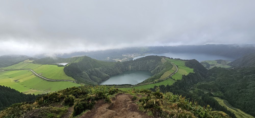 Vyhlídka vyhlídka z Miradouro da Boca do Inferno na Sete Cidades a laguny v kaldeře. Pokud máte štěstí na počasí a výhled vám nezakryje mlha, můžete vidět až čtyři laguny včetně dvou nejslavnějších - Lagoa Verde a Lagoa Azul s vodou do zelena a do modra