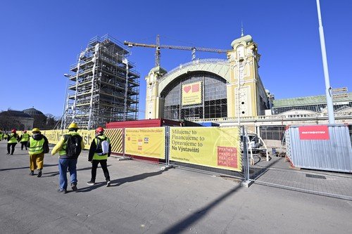 Kompletní rekonstrukce paláce začala před rokem a potrvá do roku 2025. Náklady na obnovu jsou zhruba 2,64 miliardy korun. Křídlo paláce vyhořelo v říjnu 2008.