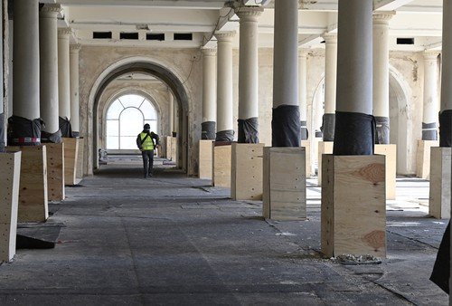 Kompletní rekonstrukce paláce začala před rokem a potrvá do roku 2025. Náklady na obnovu jsou zhruba 2,64 miliardy korun. Křídlo paláce vyhořelo v říjnu 2008.