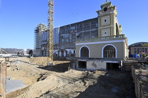 Kompletní rekonstrukce paláce začala před rokem a potrvá do roku 2025. Náklady na obnovu jsou zhruba 2,64 miliardy korun. Křídlo paláce vyhořelo v říjnu 2008.