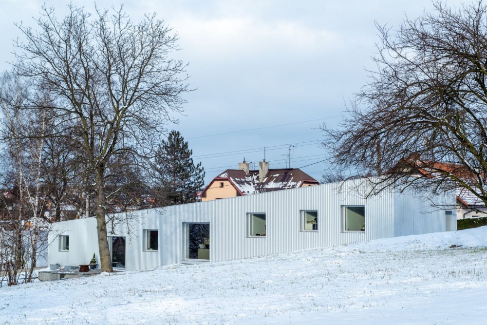 Pozemek je v podstatě fragmentem někdejšího ovocného sadu, který pamatuje největší slávu bývalé Nové huti Klementa Gottwalda.