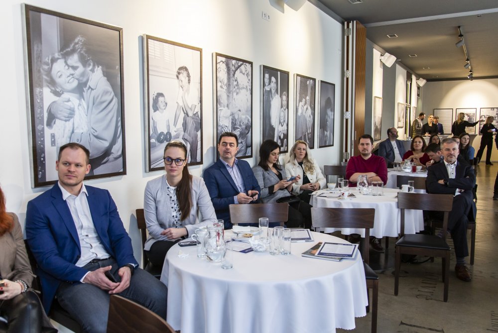 Business breakfast na téma Korporátní dluhopisy v galerii Café Louvre