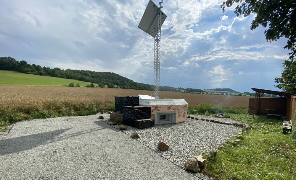 Například tento se nachází zhruba osm kilometrů od Ústí nad Labem v obci Řehlovice. Bunkr napájí energie ze solárních panelu umístěných na bývalém vojenském stožáru instalovaném na střeše bunkru.