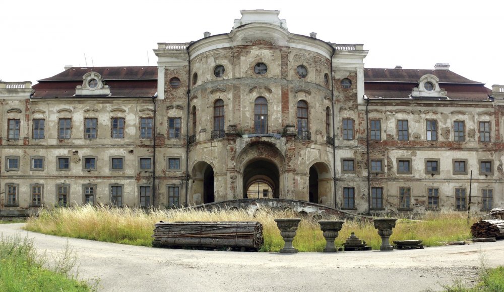 Kvůli zámku byla kolem roku 1700 přestěhována část vesnice a samotná stavba zadlužila rodinu Kolowratových na několik generací.