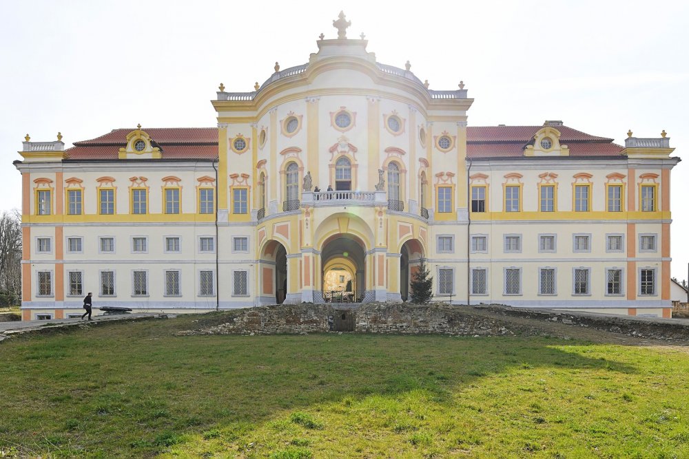 Vrcholně barokní zámek postavený architektem Giovani Batistou Alliprandim (cca 1665-1720) pro císařského komořího Maxmiliána Norberta Kolowrat Krakowského (1660-1721) na zelené louce.