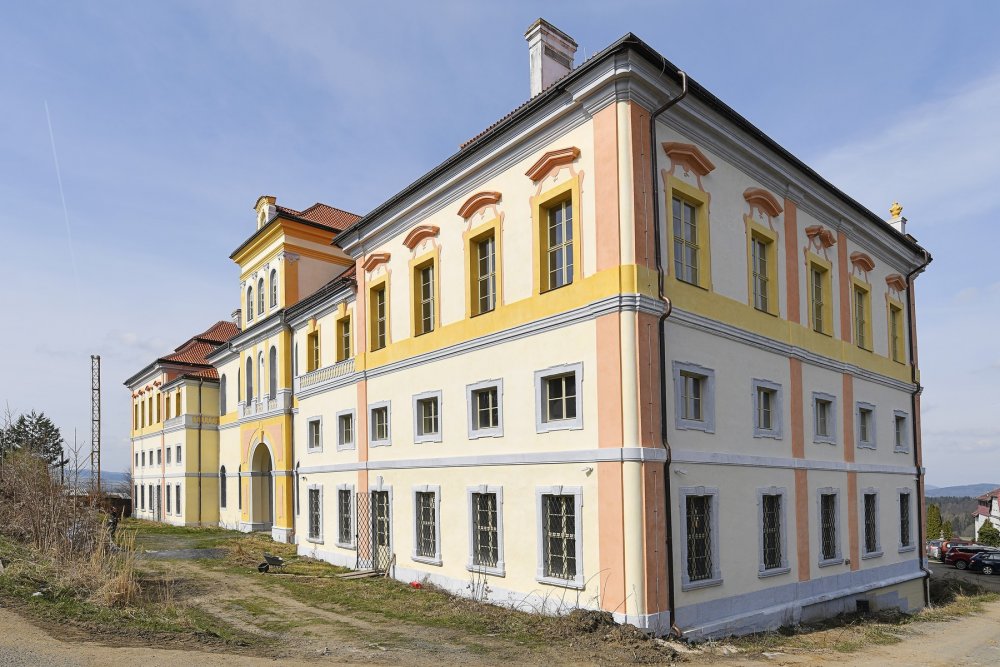 Zámek byl v 19. století pronajat a částečně sloužil i jako maštal pro dobytek. Světlé chvíle čekaly zámek na počátku 20.století, kdy se týnečtí Kolowratové vrátili z emigrace ve Spojených státech.