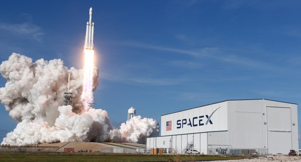 Elon Musk je zakladatel a hlavní vůdčí osobnost společnosti SpaceX, což je soukromá kosmická společnost se sídlem v Kalifornii. SpaceX je známá svým cílem snížit náklady na kosmické lety a posunout lidskou expanzi do vesmíru. Společnost dosáhla řady úspěchů, včetně vývoje a provozu rakety Falcon 9, která je schopna opakovaných letů a snižuje náklady na přístup do vesmíru. 