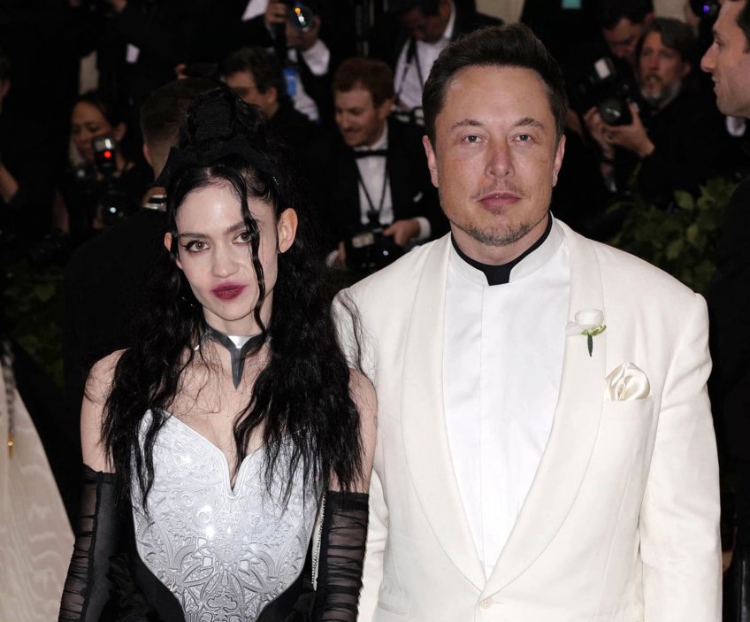 Elon Musk a Grimes spolu mají syna  X Æ A-Xii Musk. 