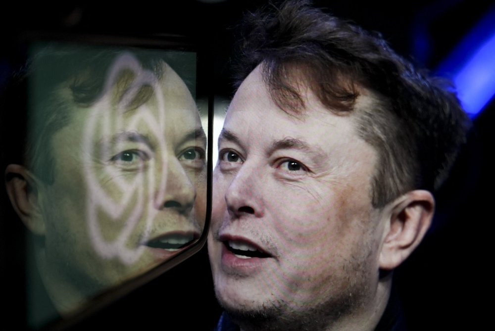  Elon Musk byl jedním ze zakladatelů OpenAI, neziskové organizace zaměřené na výzkum a vývoj umělé inteligence. Nicméně, v roce 2018 Elon Musk rezignoval ze správní rady OpenAI, aby se vyhnul potenciálním konfliktům zájmů kvůli jeho dalším projektům v oblasti umělé inteligence, jako je Tesla a Neuralink. I přesto zůstává nadále podporovatelem a investorem do OpenAI, která dále pokračuje ve své práci na výzkumu a vývoji umělé inteligence.