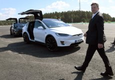 Elon Musk je spoluzakladatelem společnosti Tesla, která je jedním z předních světových výrobců elektrických vozidel. Tesla začala jako startup s vizí vytvořit udržitelnější alternativu k tradičním vozidlům s pohonem spalovacími motory. Jejich prvním úspěchem bylo elektrické sportovní auto Tesla Roadster, kterého následovaly masově vyráběné modely, jako je Tesla Model S, Model X, Model 3 a Model Y. 