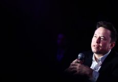 Elon Musk je podnikatel, vizionář a průkopník v oblastech jako jsou elektrická doprava, kosmický průmysl a technologie. Narodil se v Jihoafrické republice a je znám především jako spoluzakladatel společností PayPal, Tesla, SpaceX, Neuralink a The Boring Company. 