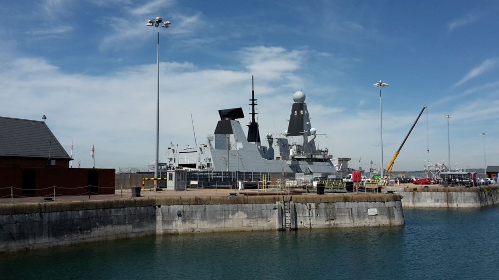 V Portsmouthu můžete vidět i současné válečné lodě, toto je HMS Dragon, moderní torpédoborec třídy Daring.