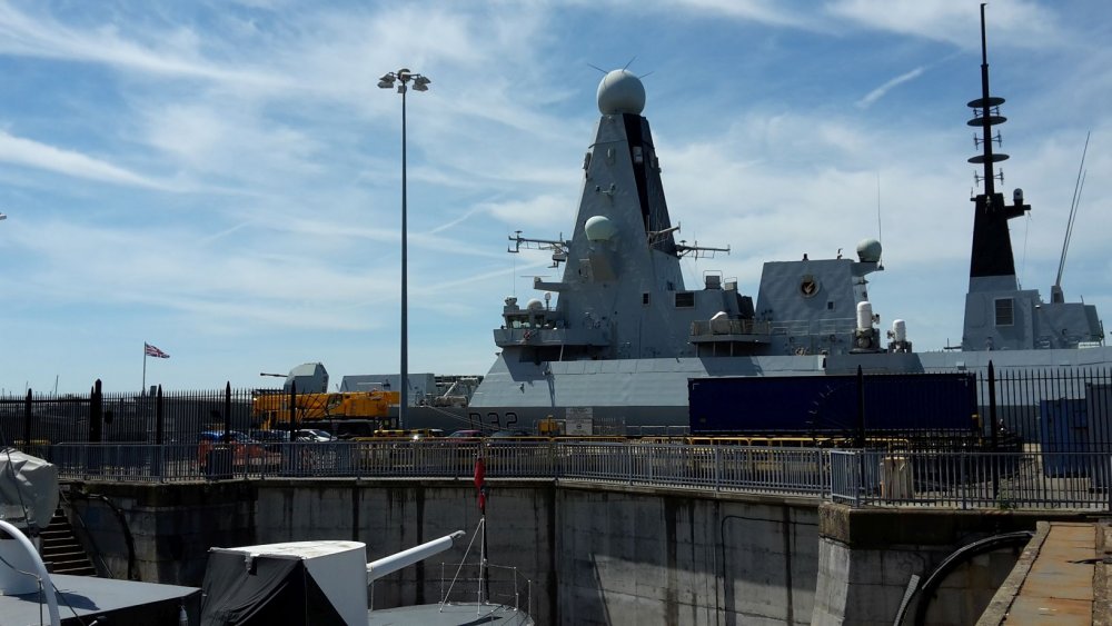 V Portsmouthu můžete vidět i současné válečné lodě, toto je HMS Dragon, moderní torpédoborec třídy Daring