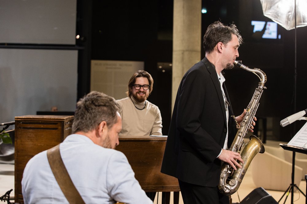 Ondřej Pivec a jeho Organic Trio (Libor Šmoldas, Jakub Doležal) - tentokrát v sestavě bez bicích. 