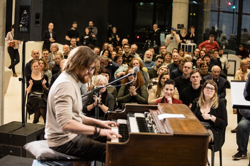 Ondřej Pivec a jeho Organic Trio (Libor Šmoldas, Jakub Doležal) - tentokrát v sestavě bez bicích. 