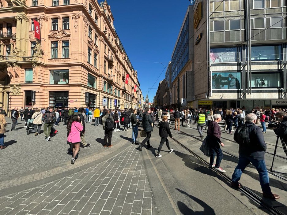 Poblíž Václavského náměstí vzplanula lepenka na střeše