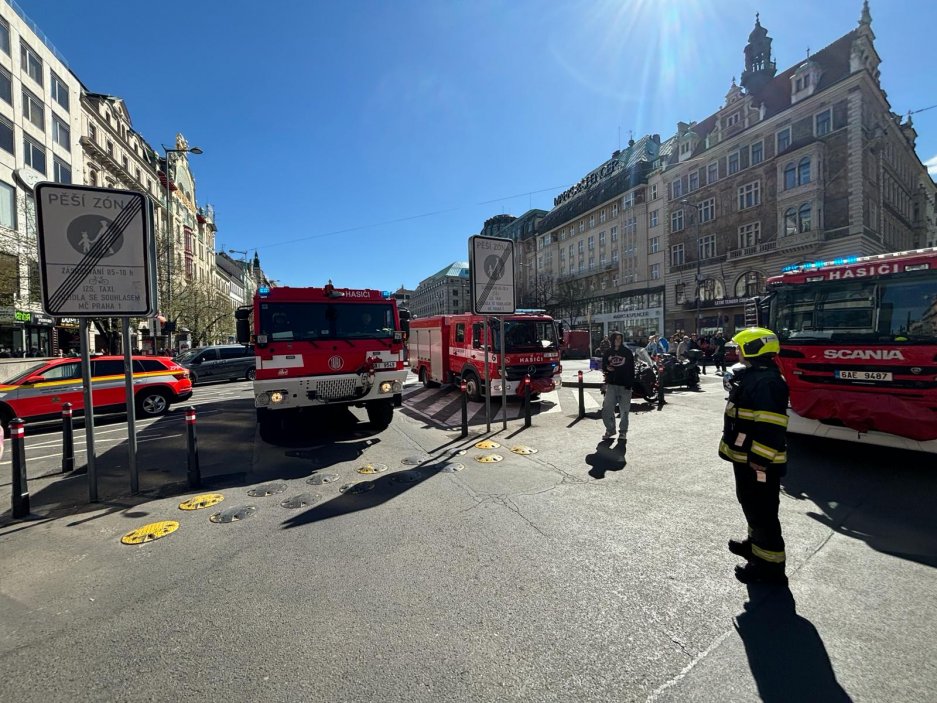 Poblíž Václavského náměstí vzplanula lepenka na střeše