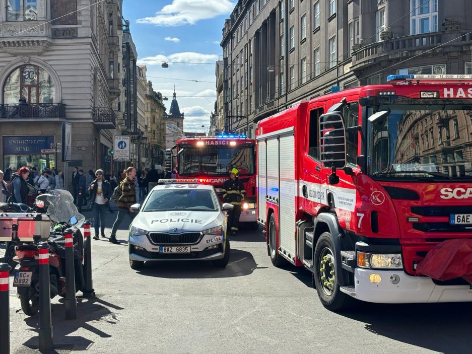 Poblíž Václavského náměstí vzplanula lepenka na střeše