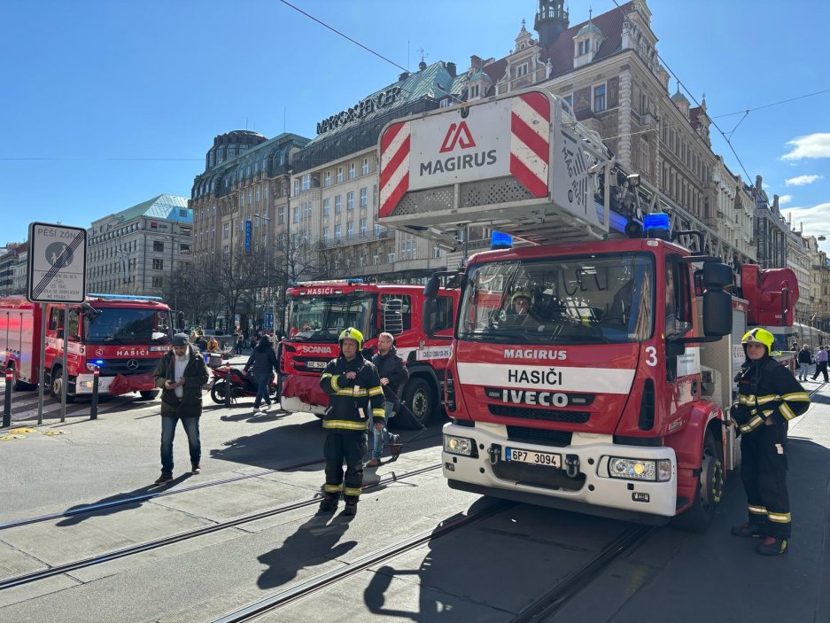 Poblíž Václavského náměstí vzplanula lepenka na střeše