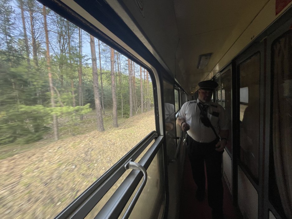 Výhled umožňují velká okna v chodbičce