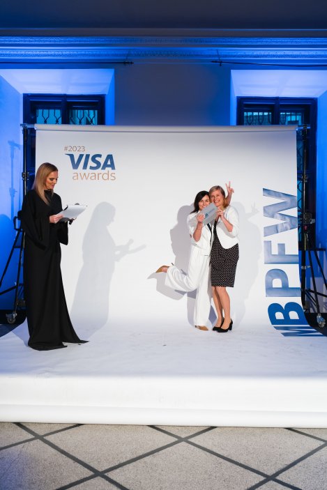 #1 woman in payments se stala Michaela Bauer z ČSOB banky, ocenění převzala její kolegyně