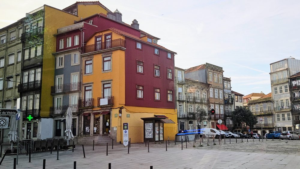 Porto - nekonečná kombinace barev a štíhlých domů s kachlíky. 