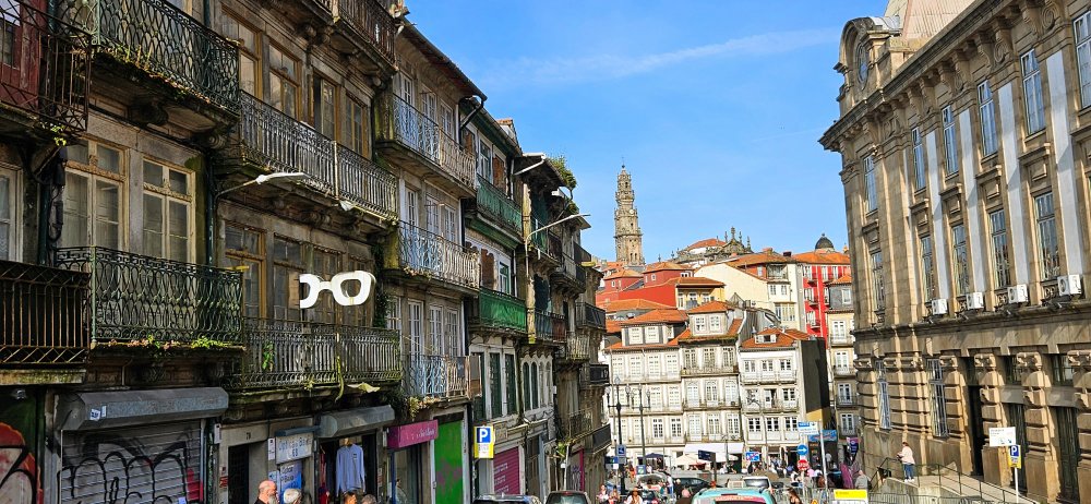 Také od nádraží Sao Bento je vidět slavná věž Igreja and Torre dos Clérigos 