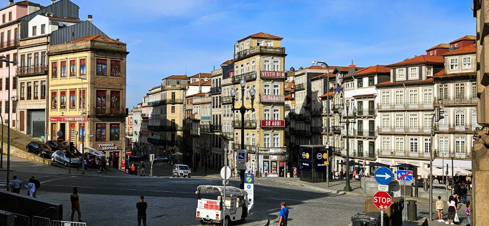 Pitoreskní domy Porta v blízkosti nádraží Sao Bento.