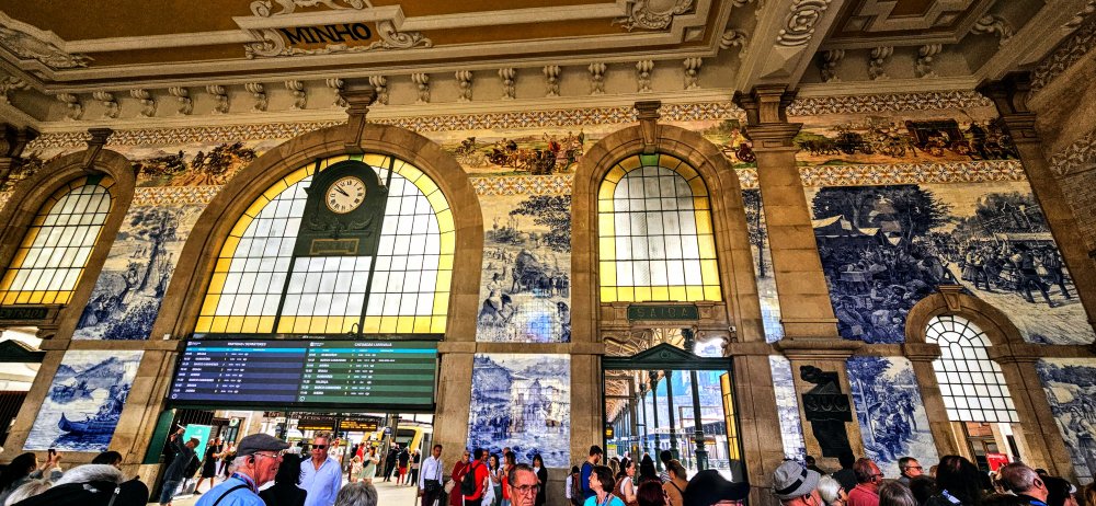 Sao Bento - nejkrásnější nádraží světa. Je vyzdobené 20 tisíci azulejos s výjevy z portugalské historie.