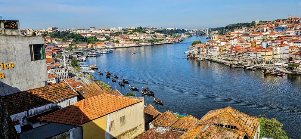 Řeka Douro protéká krajem vinic, kde se rodí hrozny pro slavné portské a v Portu se vlévá do Atlantiku. 