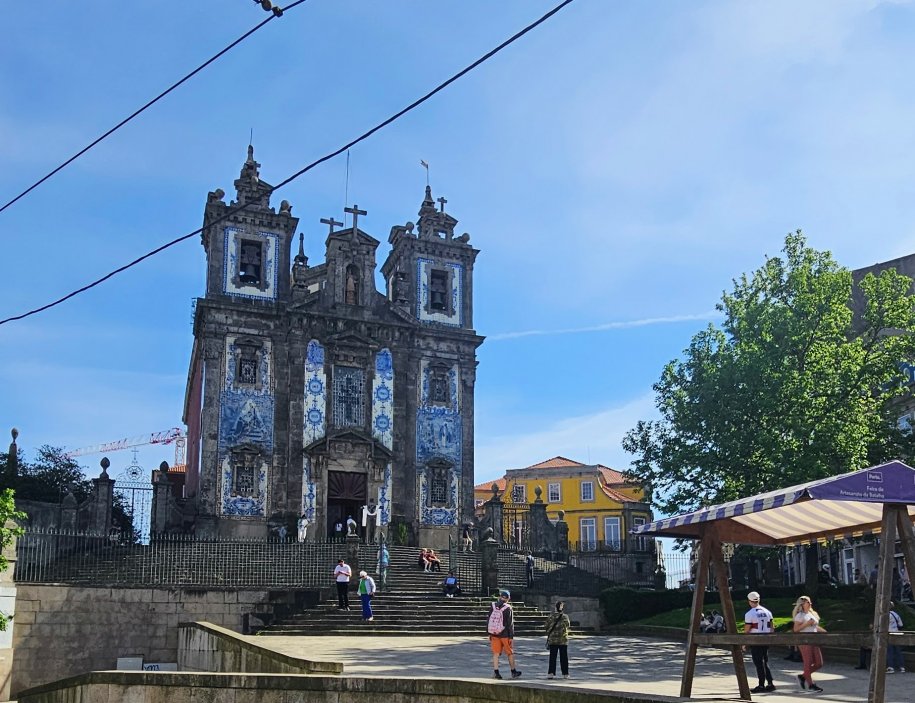 Kachlíková výzdoba v Portu neminula ani kostely. Podle místních více a déle chrání fasádu proti mořskému vzduchu. - Igreja Paroquial de Santo Ildefonso