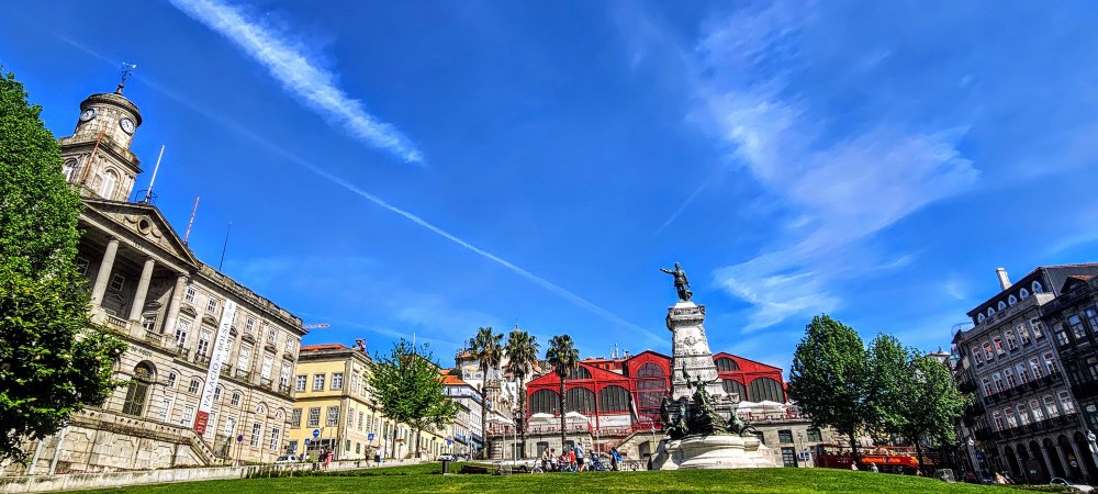 Burzovní palác a památník Jindřichu Mořeplavci, který se významně podílel na rozmachu portugalských objevných plaveb, ač prý sám trpěl mořskou nemocí.