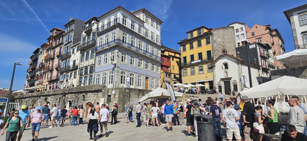 Cais Da Ribeira - místo, kudy se kdysi vcházelo z lodí do města. 