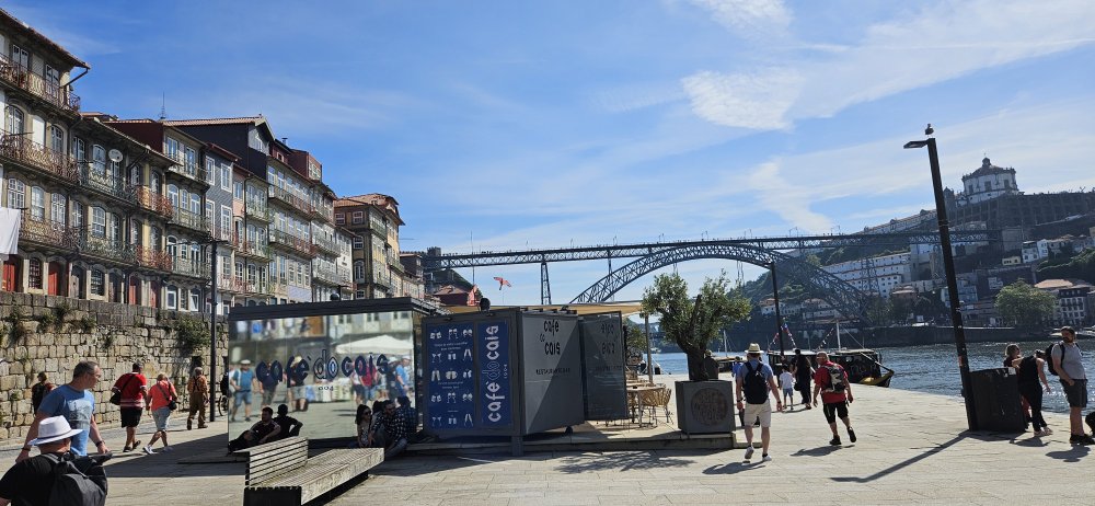 Nábřeží Cais Da Ribeira a pohled na most krále Ludvíka. 