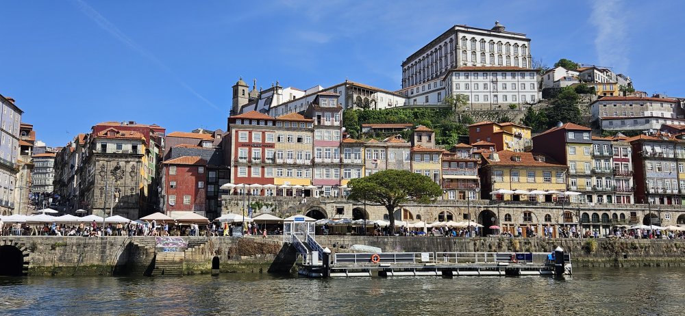 Slavné domy na nábřeží Cais Da Ribeira. Nahoře na kopci je vidět i slavná katedrála Sé a biskupský palác.