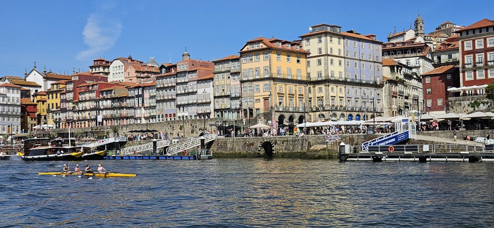 Přehlídka pitoreskních domů na další části slavné portské nábřežní kolonády Cais Da Ribeira