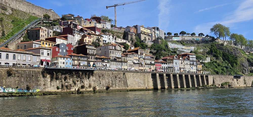 Půvabné panorama z domků na Cais Da Ribeira