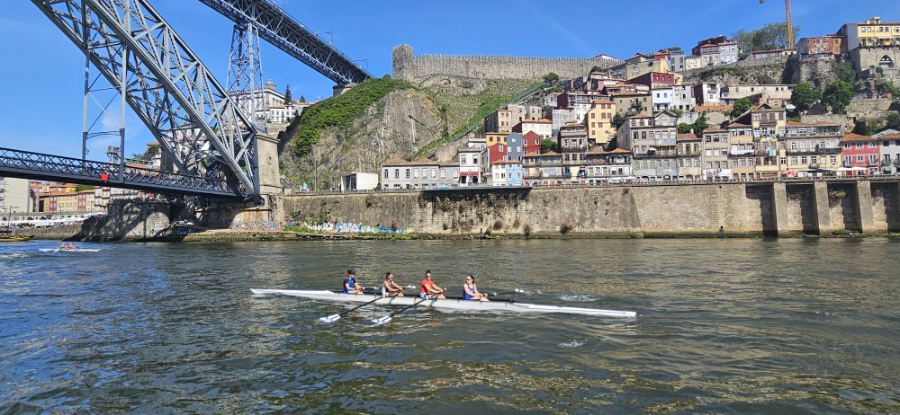 Domy na Cais Da Ribeira. Veslování do Porta kdysi přinesli Angličané a stále se těší velkému zájmu. 