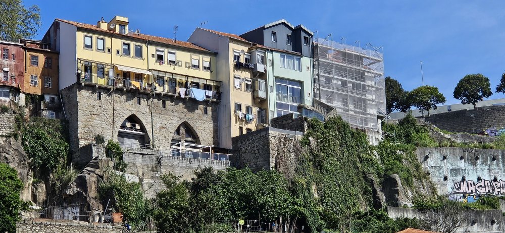 Cais Da Ribeira - ani tady nemohou chybět prádelní šňůry se sušícím se prádlem. 