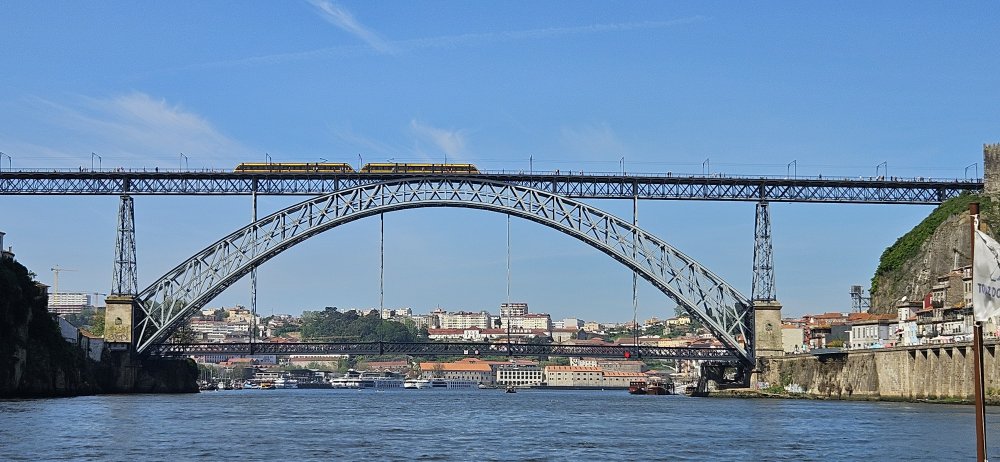 Vyhlídkové metro žluté linky D na moste Ponte Dom Luiz I.od Eiffelova žáka Teófila Seyriga