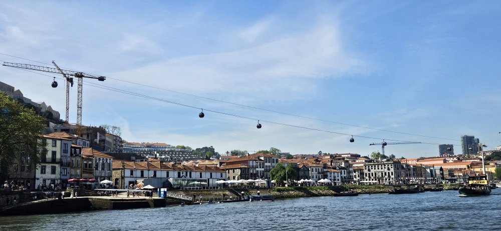 Kabinková lanovka Teleférico de Gaia s jednosměrnou jízdenkou za 7 euro a za 10 euro zpáteční. 