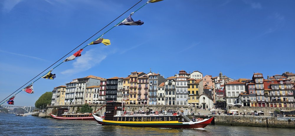 Slavné domy na nábřeží Cais Da Ribeira. Nahoře na kopci je vidět i slavná katedrála Sé